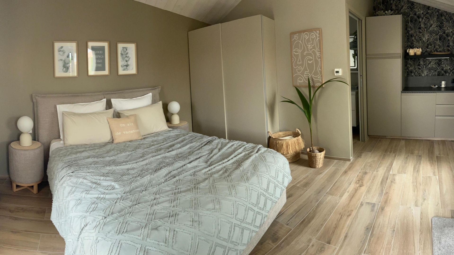 Chambre lumineuse avec lit king-size dans la suite de jardin ONNO II à L’Épine sur l’île de Noirmoutier