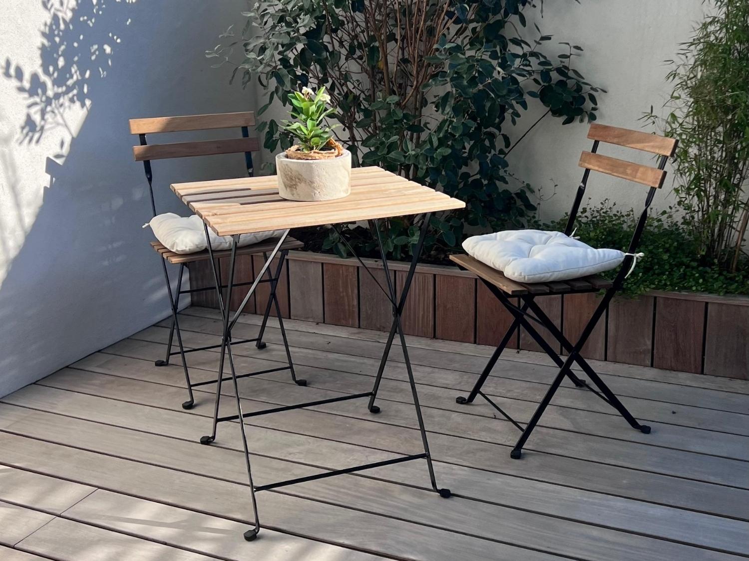 Petit coin repas sur la terrasse privée de la suite ONNO II à L’Épine