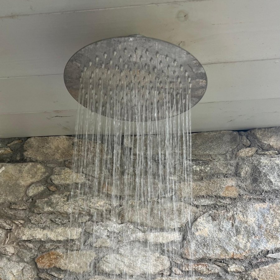 Douche extérieure en pierre près du sauna dans le jardin à Noirmoutier