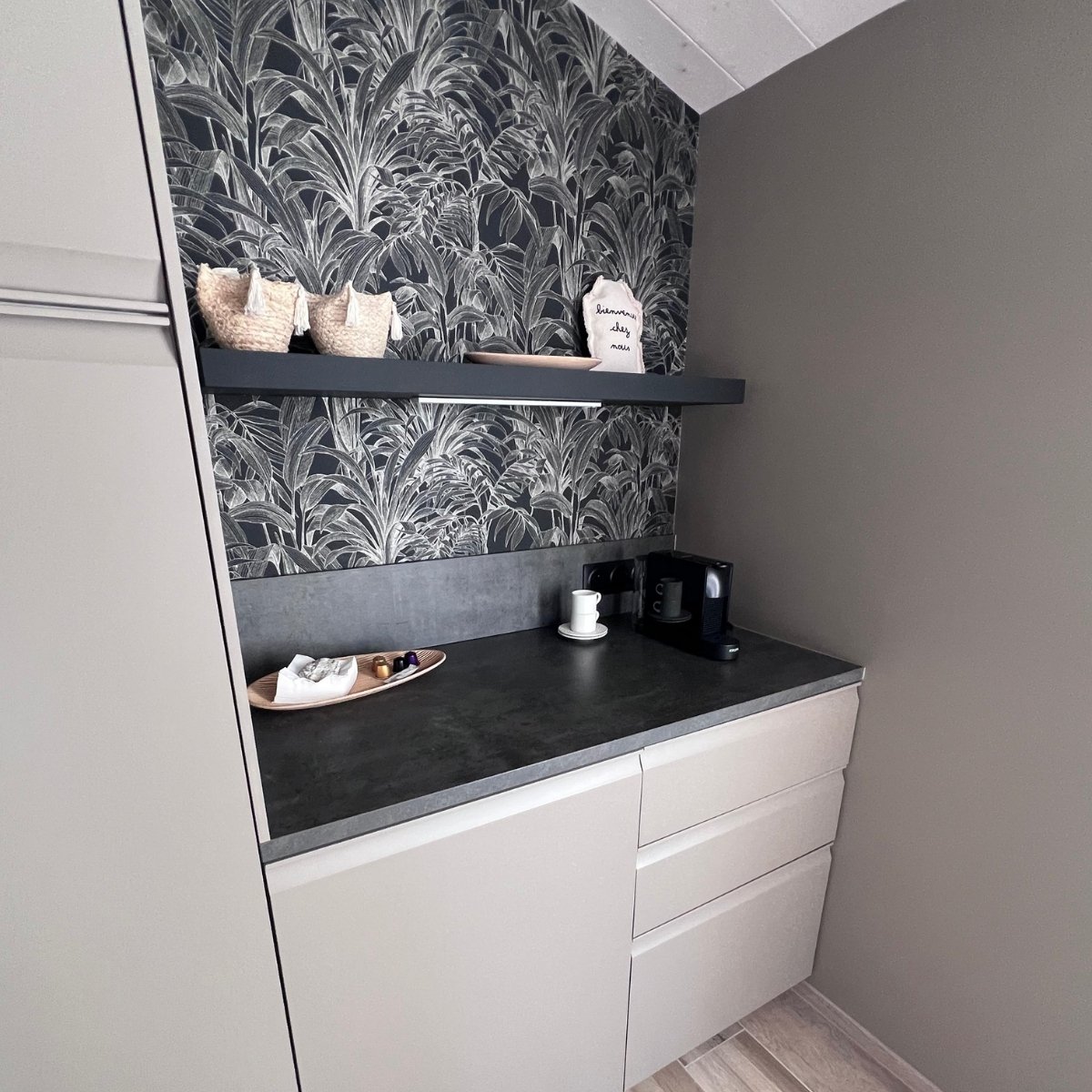 Kitchenette équipée avec machine à café dans la suite de jardin ONNO II à L’Épine sur l’île de Noirmoutier