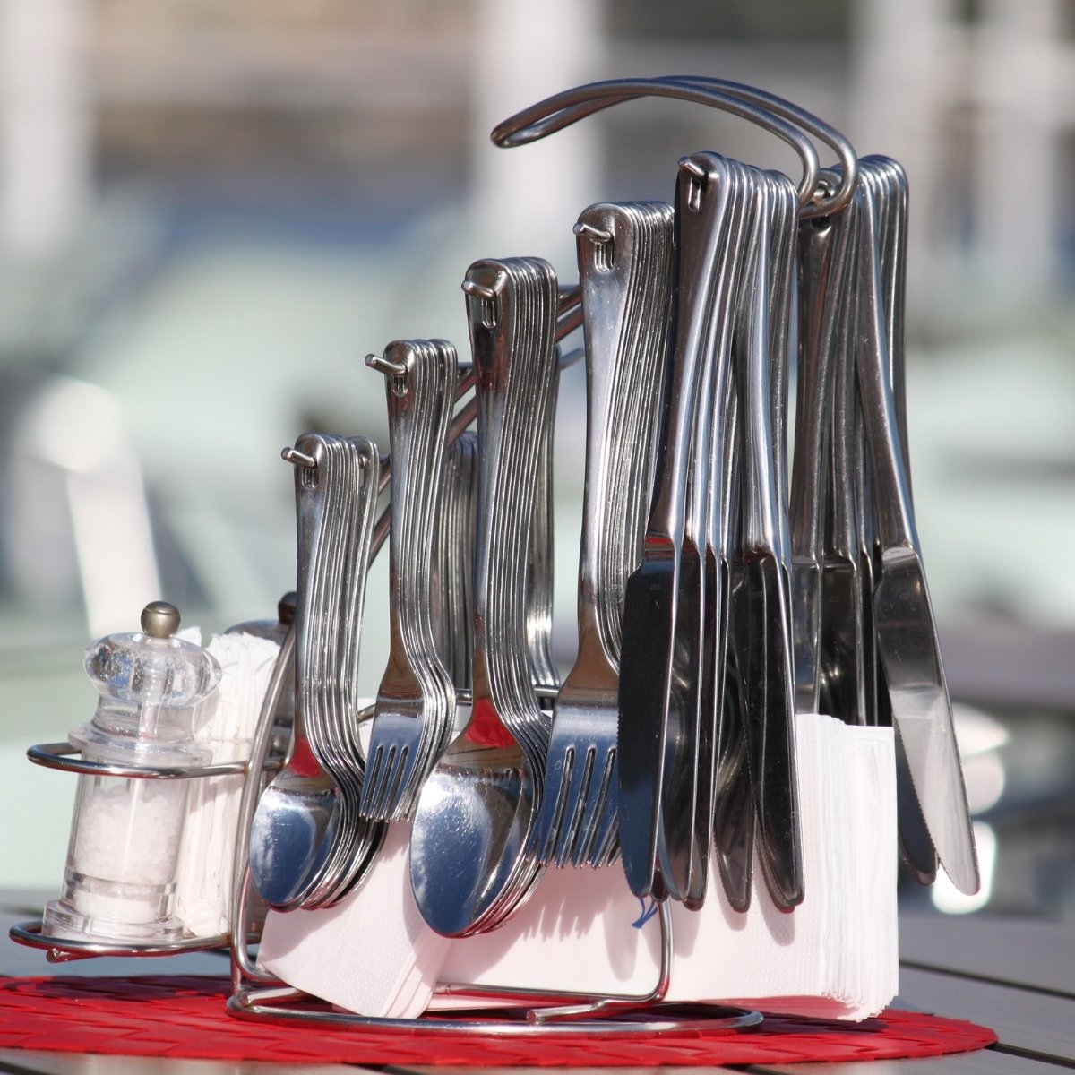 Vaisselle et couverts dans la kitchenette de la suite ONNO 1