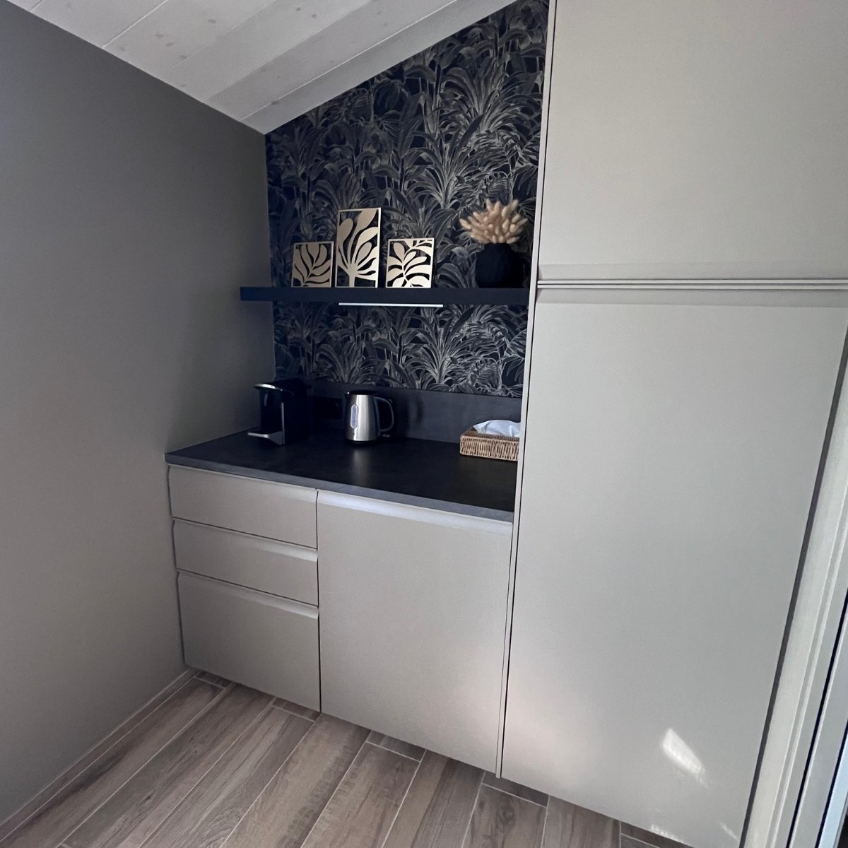 Kitchenette équipée de la suite ONNO 1 à L’Épine