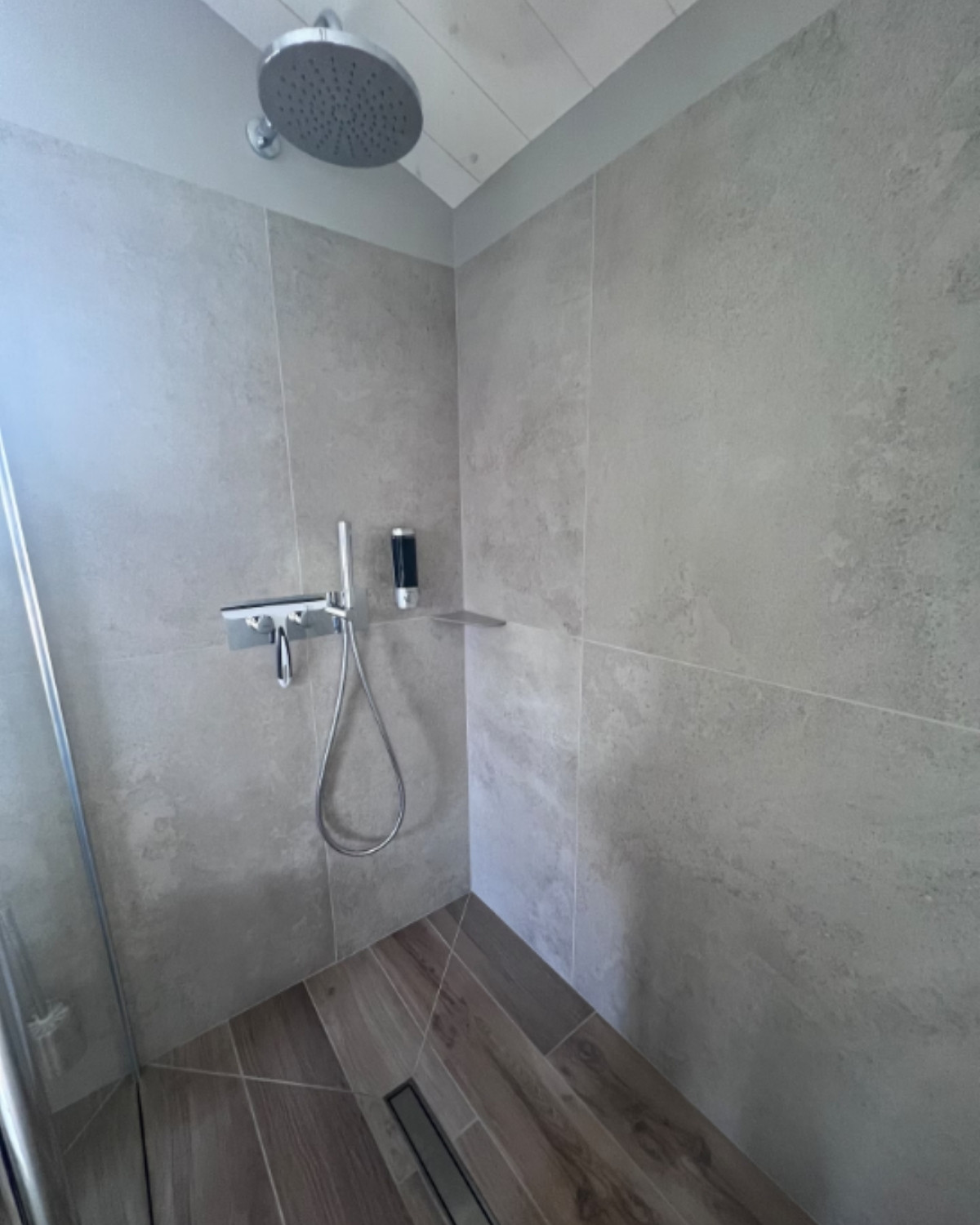 Détail de la douche à l’italienne dans la suite ONNO 1