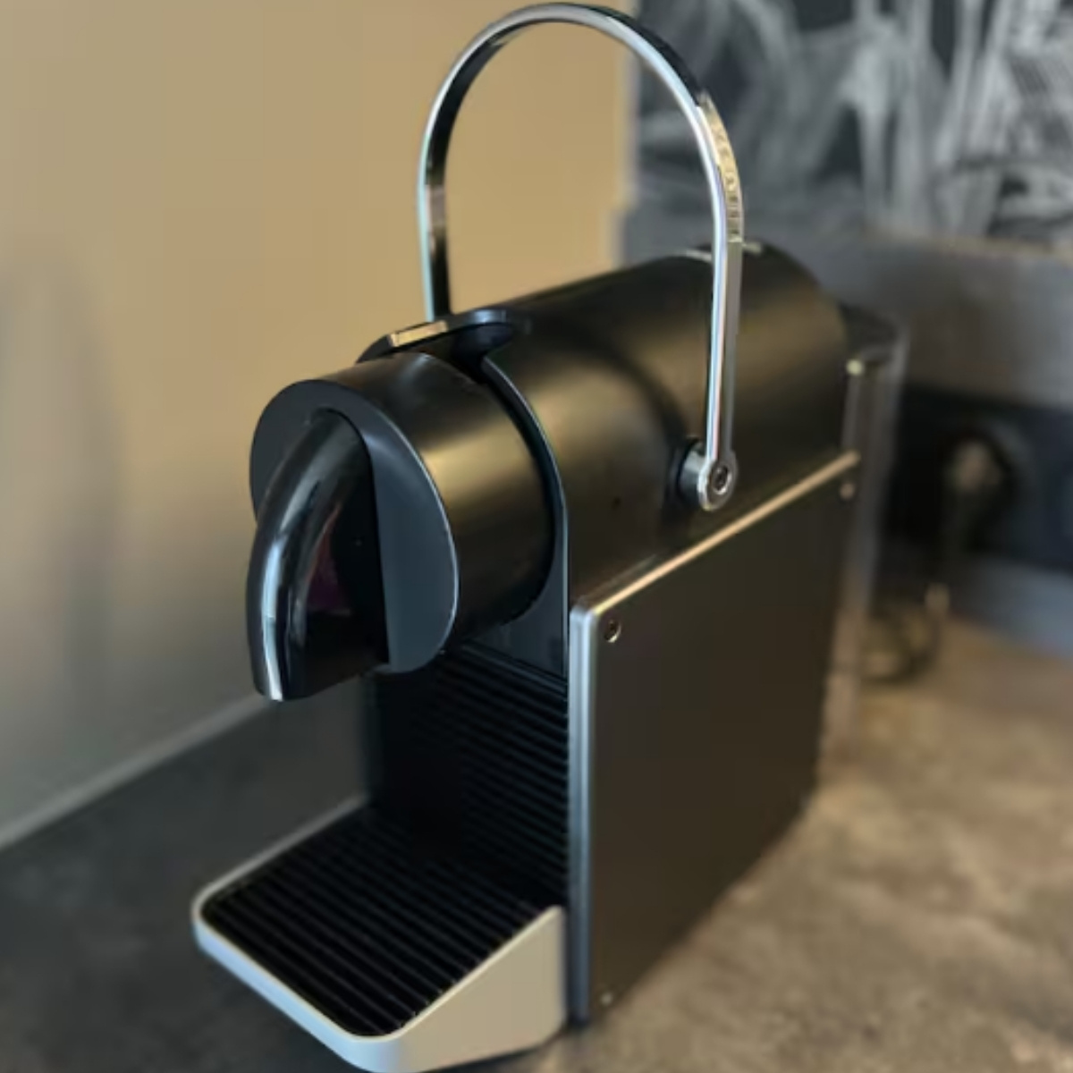 Machine à café dans la kitchenette de la suite ONNO 1