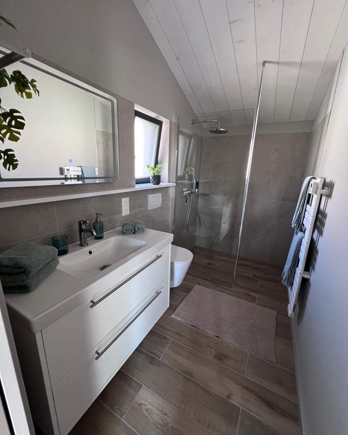 Salle de bain avec douche à l’italienne dans la suite ONNO 1