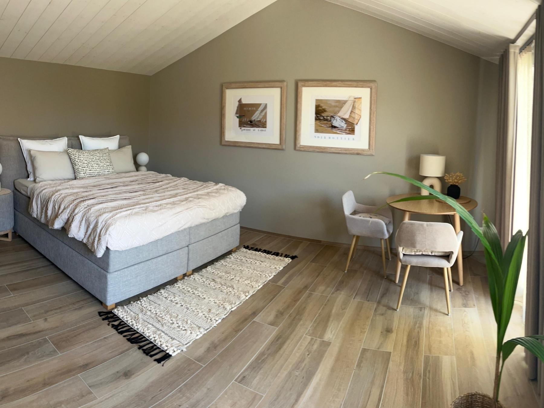 Chambre lumineuse de la suite ONNO 1 à L’Épine, Île de Noirmoutier