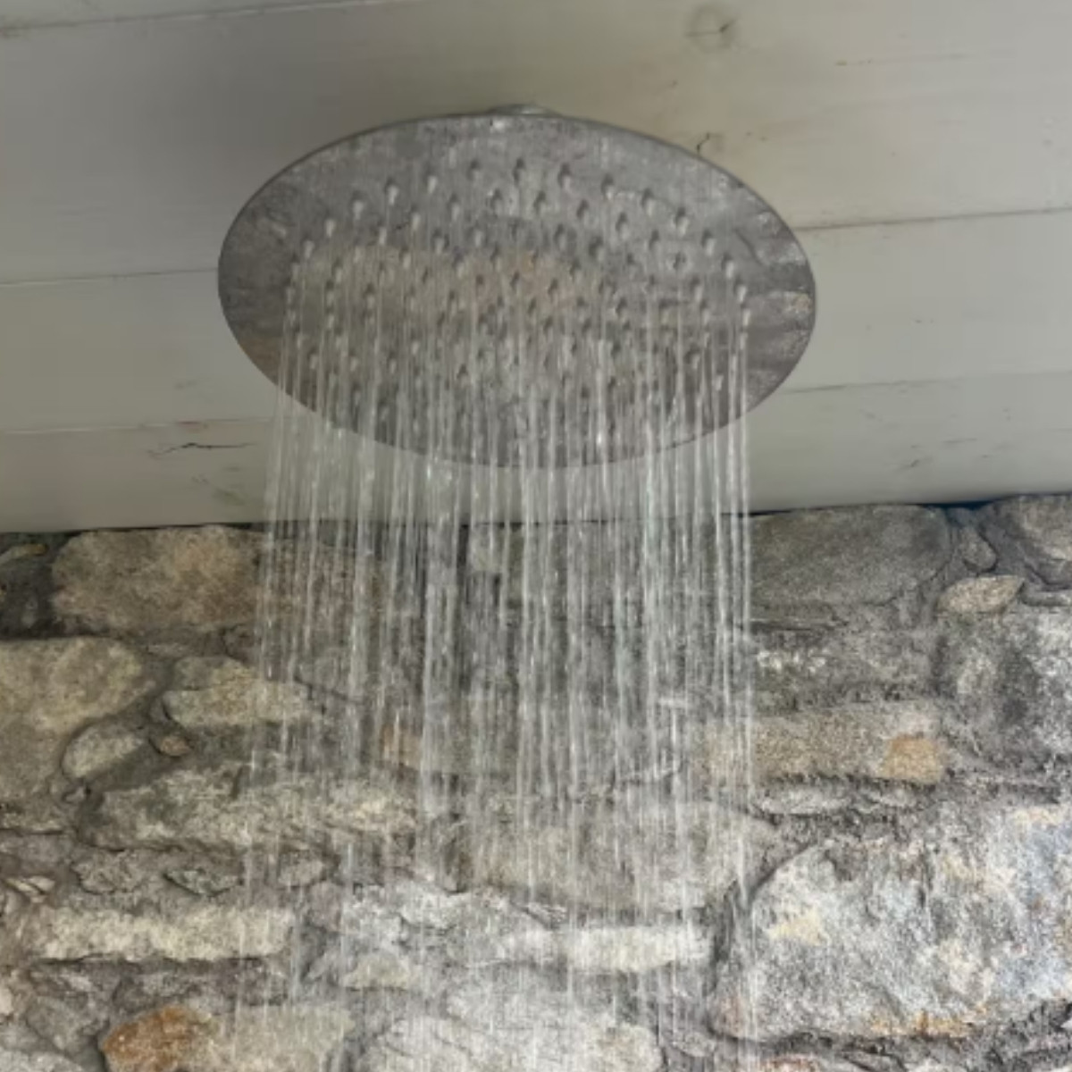 Douche extérieure pour se rafraîchir après le sauna