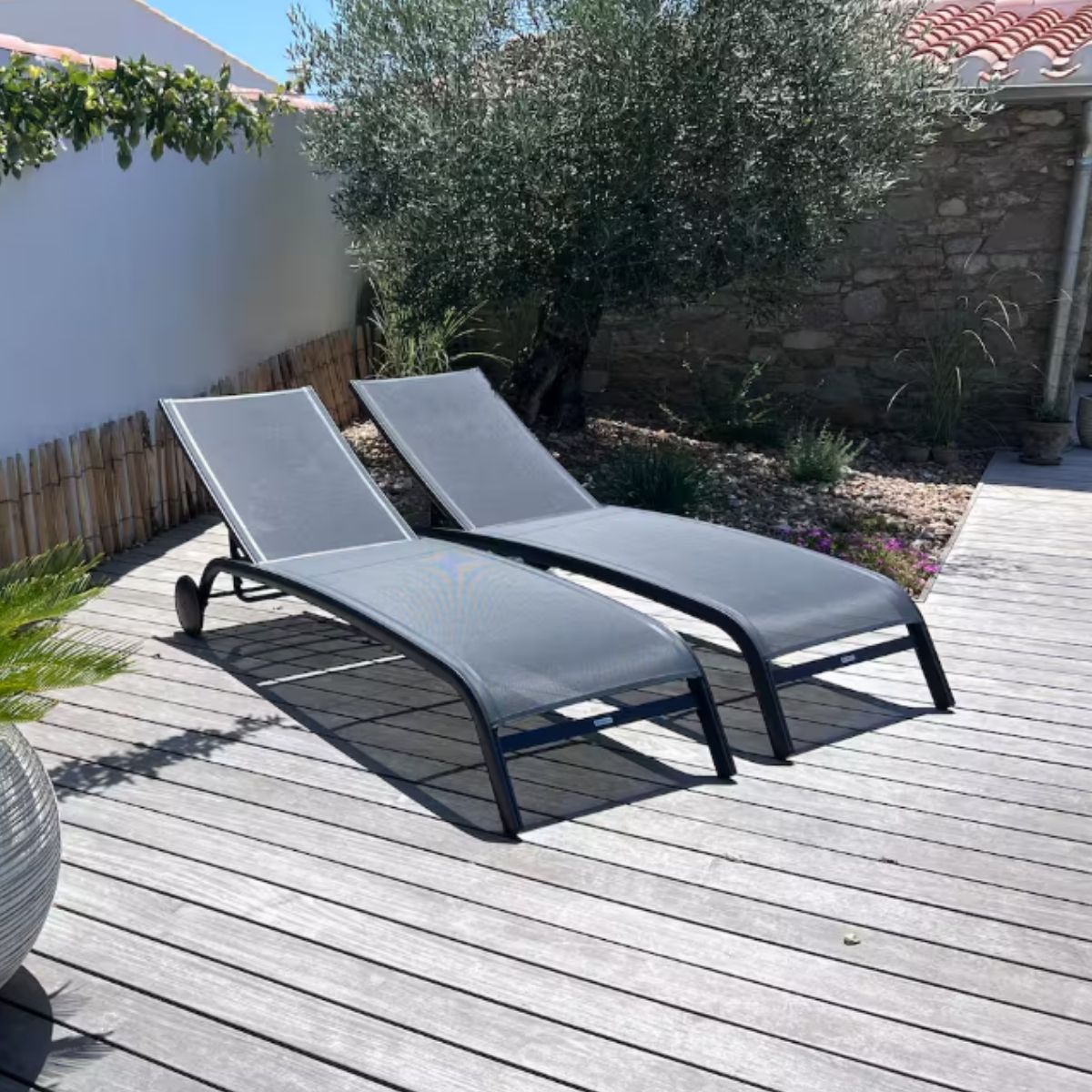 Espace détente avec transats près de la piscine chauffée