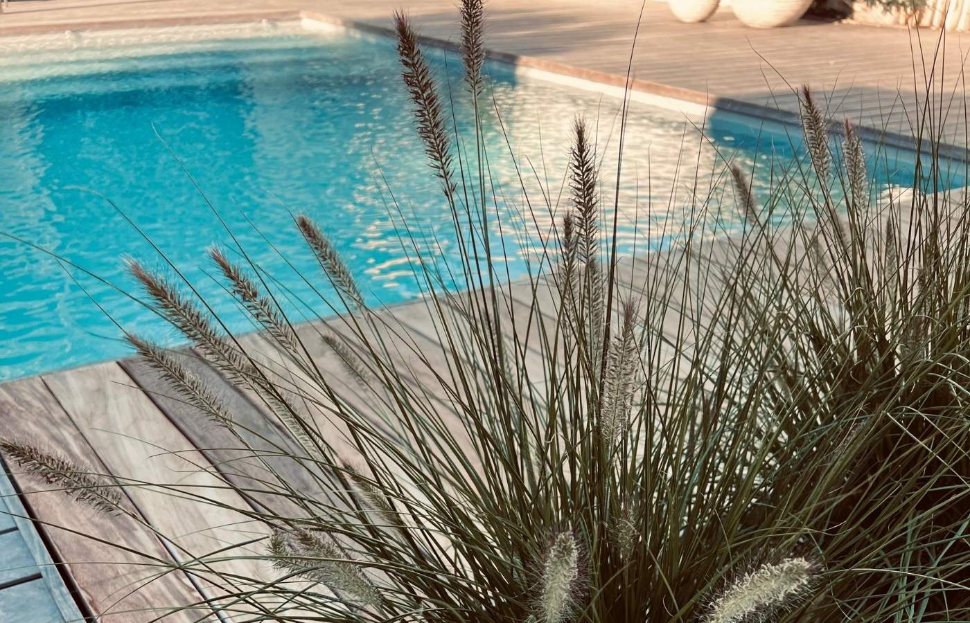 Piscine chauffée dans le jardin des suites ONNO à L'Épine sur l'île de Noirmoutier