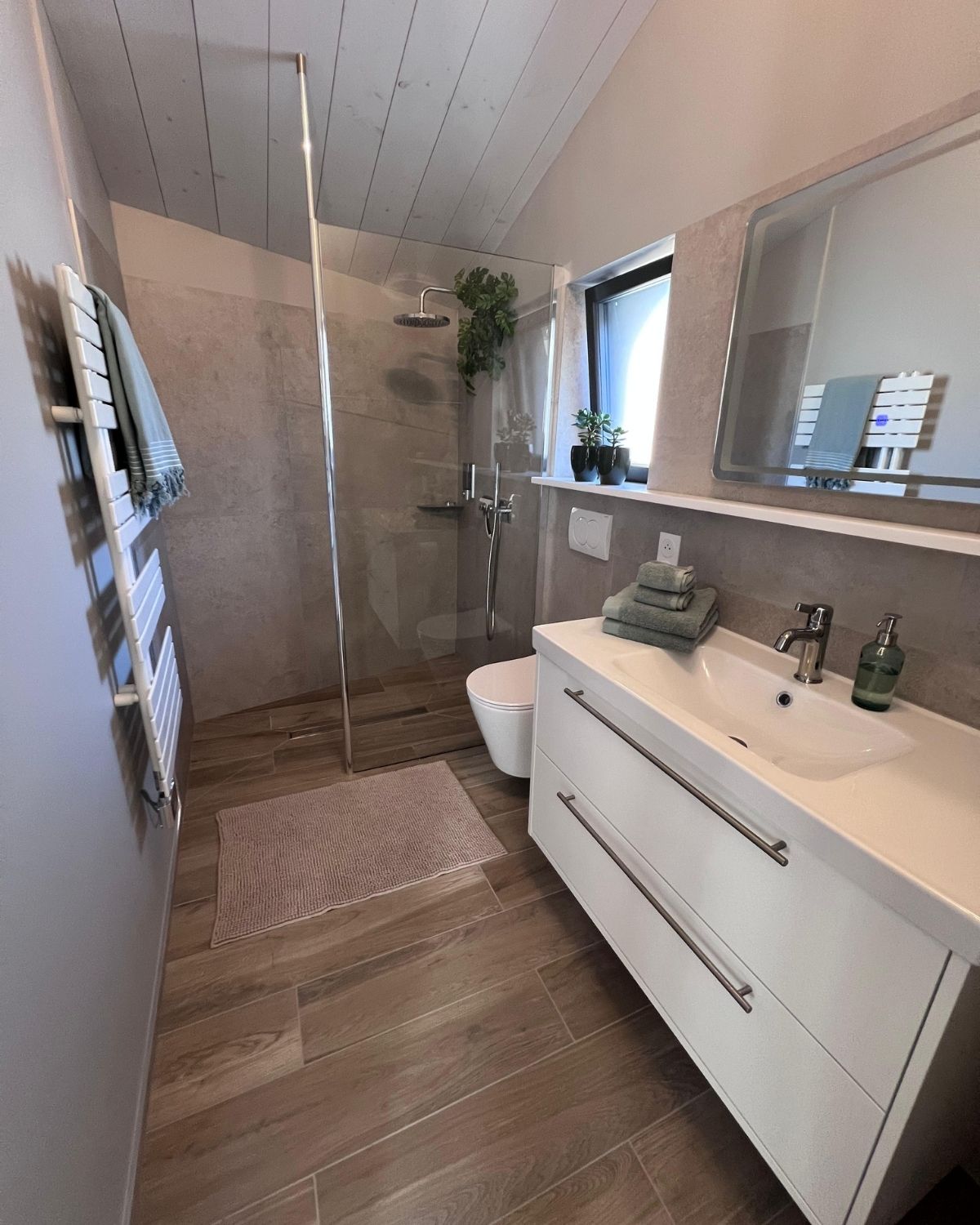 Salle de bain moderne avec douche à l’italienne dans la suite ONNO II à L’Épine sur l’île de Noirmoutier