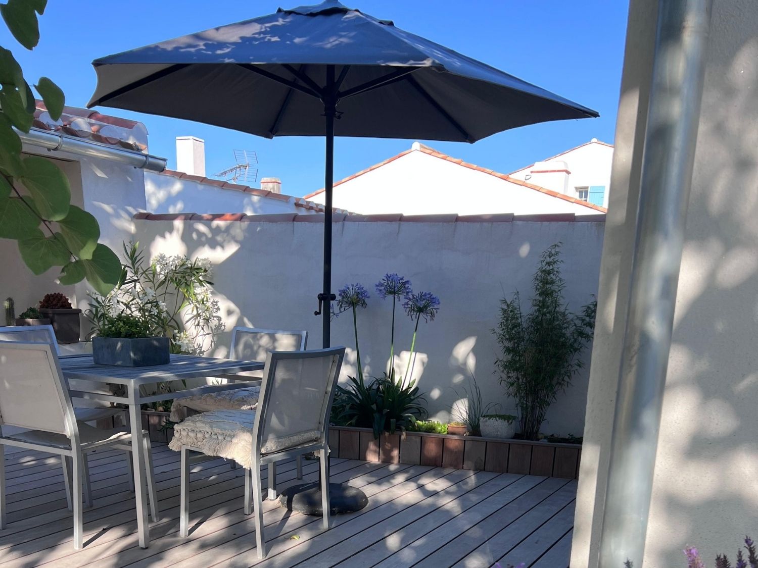 Terrasse privée en bois de la suite de jardin ONNO II à L’Épine sur l’île de Noirmoutier
